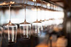 tömma rena glas glasögon för alkoholhaltig drycker i en restaurang på en bar disken foto