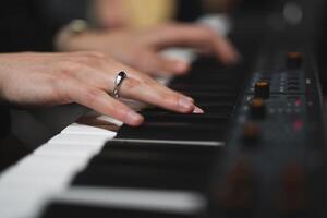 närbild av en pianistens händer medan spelar de piano foto