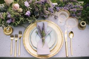 ai genererad bröllop bordsbild, elegant formell middag tabell miljö, tabell scape med lavendel- dekoration för Semester fest händelse firande, generativ ai foto