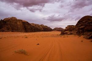 wadi rom öken- i jordan. på de solnedgång. panorama av skön sand mönster på de dyn. öken- landskap i jordan. foto