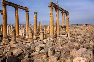 roman ruiner i de jordanian stad av jerash. de ruiner av de walled greko-romersk lösning av gerasa bara utanför de modern stad. de jerash arkeologisk museum. foto