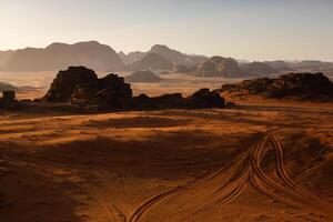 wadi rom öken- i jordan. på de solnedgång. panorama av skön sand mönster på de dyn. öken- landskap i jordan. foto