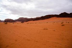 wadi rom öken- i jordan. på de solnedgång. panorama av skön sand mönster på de dyn. öken- landskap i jordan. foto