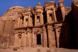 skönhet av stenar och gammal arkitektur i petra, jordan. gammal tempel i petra, jordan. foto