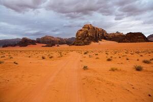 wadi rom öken- i jordan. på de solnedgång. panorama av skön sand mönster på de dyn. öken- landskap i jordan. foto