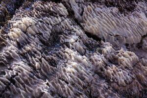 se av död- hav kustlinje på solnedgång tid i jordan. salt kristaller på solnedgång. död- hav landskap med mineral strukturer. foto