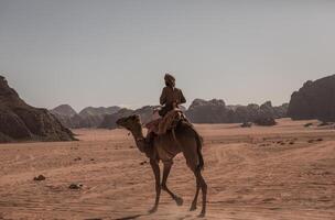 wadi rom öken- i jordan. på de solnedgång. panorama av skön sand mönster på de dyn. öken- landskap i jordan. foto