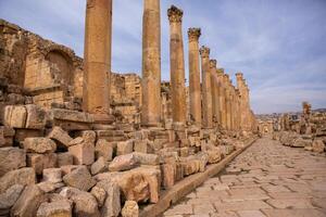 roman ruiner i de jordanian stad av jerash. de ruiner av de walled greko-romersk lösning av gerasa bara utanför de modern stad. de jerash arkeologisk museum. foto