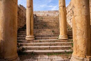 roman ruiner i de jordanian stad av jerash. de ruiner av de walled greko-romersk lösning av gerasa bara utanför de modern stad. de jerash arkeologisk museum. foto