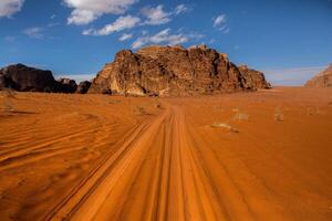 wadi rom öken- i jordan. på de solnedgång. panorama av skön sand mönster på de dyn. öken- landskap i jordan. foto