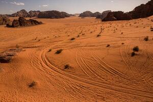 wadi rom öken- i jordan. på de solnedgång. panorama av skön sand mönster på de dyn. öken- landskap i jordan. foto