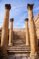 roman ruiner i de jordanian stad av jerash. de ruiner av de walled greko-romersk lösning av gerasa bara utanför de modern stad. de jerash arkeologisk museum. foto