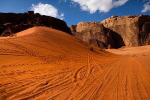 wadi rom öken- i jordan. på de solnedgång. panorama av skön sand mönster på de dyn. öken- landskap i jordan. foto