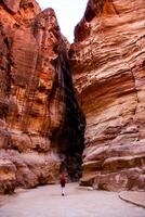 skönhet av stenar och gammal arkitektur i petra, jordan. gammal tempel i petra, jordan. foto