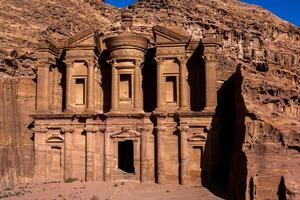 skönhet av stenar och gammal arkitektur i petra, jordan. gammal tempel i petra, jordan. foto