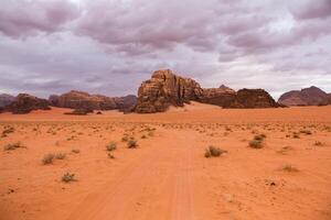 wadi rom öken- i jordan. på de solnedgång. panorama av skön sand mönster på de dyn. öken- landskap i jordan. foto