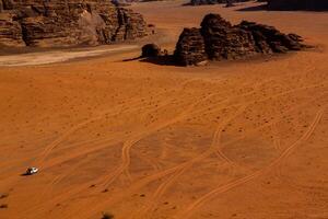 wadi rom öken- i jordan. på de solnedgång. panorama av skön sand mönster på de dyn. öken- landskap i jordan. foto