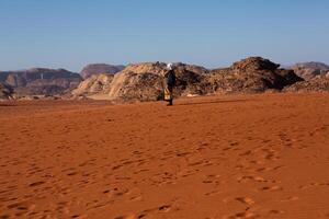 wadi rom öken- i jordan. på de solnedgång. panorama av skön sand mönster på de dyn. öken- landskap i jordan. foto