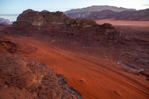 wadi rom öken- i jordan. på de solnedgång. panorama av skön sand mönster på de dyn. öken- landskap i jordan. foto