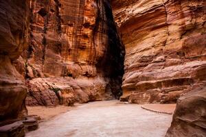 skönhet av stenar och gammal arkitektur i petra, jordan. gammal tempel i petra, jordan. foto