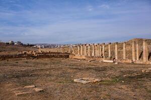 roman ruiner i de jordanian stad av jerash. de ruiner av de walled greko-romersk lösning av gerasa bara utanför de modern stad. de jerash arkeologisk museum. foto