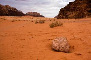 wadi rom öken- i jordan. på de solnedgång. panorama av skön sand mönster på de dyn. öken- landskap i jordan. foto