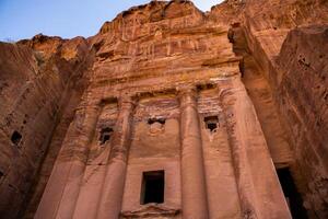 skönhet av stenar och gammal arkitektur i petra, jordan. gammal tempel i petra, jordan. foto