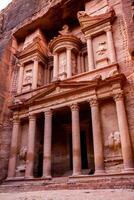 skönhet av stenar och gammal arkitektur i petra, jordan. gammal tempel i petra, jordan. foto
