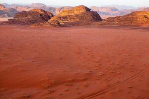 wadi rom öken- i jordan. på de solnedgång. panorama av skön sand mönster på de dyn. öken- landskap i jordan. foto