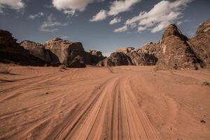 wadi rom öken- i jordan. på de solnedgång. panorama av skön sand mönster på de dyn. öken- landskap i jordan. foto