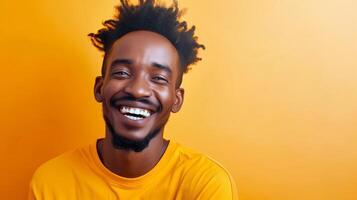 ai genererad studio porträtt av svart man leende på de kamera över gul bakgrund. foto