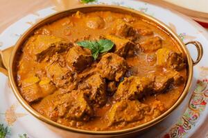 njuta av de utsökt lamm eller nötkött curry rendang, redo till vara njöt av på eid al-adha, fångande de väsen av firande i en perfekt Foto, visa upp kulinariska herravälde och festlig flathet foto