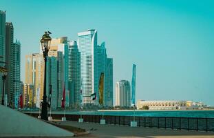 sharjah stad, se av de modern stad, seagulls i de stad foto