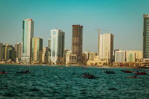 sharjah stad, se av de modern stad, seagulls i de stad foto