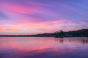 lugn vattnen en lycksalig reflexion av en skön pastell sjö och himmel, var lugn möter naturens palett, skapande en harmonisk oas av mjuk nyanser och eterisk skönhet foto