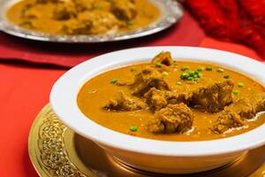 njuta av de utsökt lamm eller nötkött curry rendang, redo till vara njöt av på eid al-adha, fångande de väsen av firande i en perfekt Foto, visa upp kulinariska herravälde och festlig flathet foto