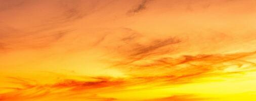 gyllene himmel de gyllene orange glöd av de solnedgång. färgrik himmel i vinter. foto