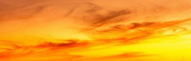 gyllene himmel de gyllene orange glöd av de solnedgång. färgrik himmel i vinter. foto