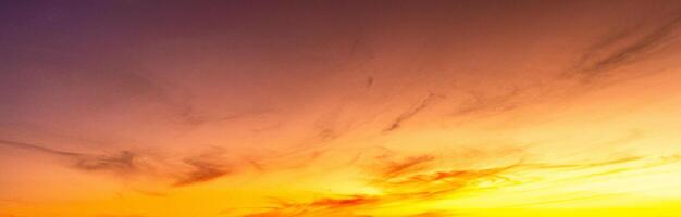 gyllene himmel de gyllene orange glöd av de solnedgång. färgrik himmel i vinter. foto