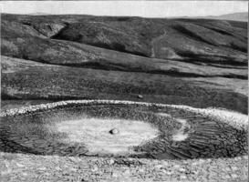 kraterliknande bildning resulterande från ett jordbävning på schemacha i Asien mindre i 1902, årgång gravyr. foto