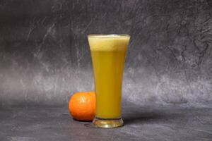 färsk orange med orange skiva eras i glas isolerat på bakgrund topp se av bangladesh mat foto