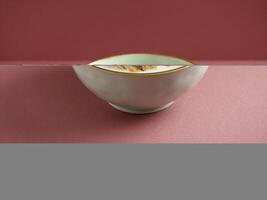 enkel congee eras i en maträtt isolerat på matta sida se på grå bakgrund foto