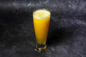 blandad frukt juice av papaya, ananas, och orange eras i glas isolerat på grå bakgrund topp se av indisk och bangladesh mat foto
