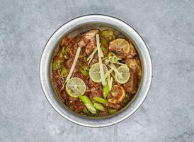 fårkött handi korma masala rogan josh eras i maträtt isolerat på bakgrund topp se av indisk kryddor och pakistansk mat foto