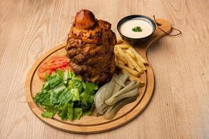 kyckling shawarma med sallad, frites och dopp eras i maträtt isolerat på tabell topp se av arab mat foto