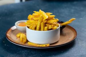 Krispig franska frites eller potatis pommes frites med mayo dopp och tomat sås eras i en tallrik sida se se foto