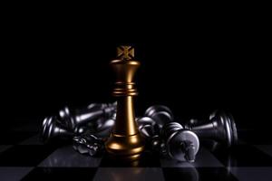 golden king chess står sist i schackbrädet, konceptet med framgångsrikt företagsledarskap foto