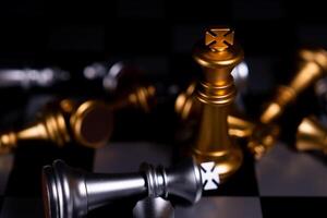 golden king chess står sist i schackbrädet, konceptet med framgångsrikt företagsledarskap foto