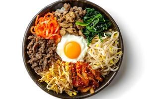 ai genererad bibimbap eras på en tallrik isolerat på vit bakgrund foto