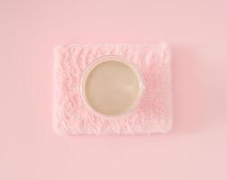 trendig arrangemang av kopp av kaffe på ljus pastell rosa falsk päls bakgrund. minimal kaffe begrepp. kreativ fint kaffe aning. rosa platt lägga sammansättning. foto